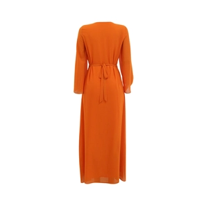 Vue arrière d'une robe maxi orange en mousseline avec poignets pailletés et lien à nouer