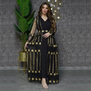 Eleganter schwarzer Spitzenkaftan mit goldener Blumenstickerei und griechischem Muster