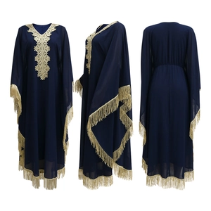 Détails de la robe kaftan bleu marine avec broderies dorées et pompons élégants