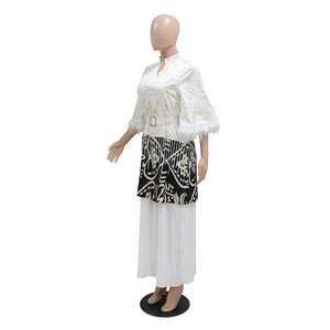 Detailansicht des Ethno-Print Kaftans mit Federbündchen und Taillengürtel-Detail