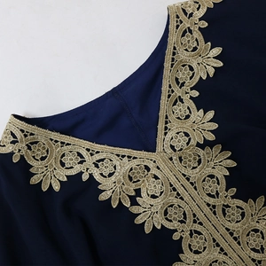 Détail du col en V avec broderie dorée sur robe caftan marocaine bleu marine