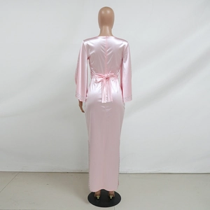 Dettaglio dell'abito da sera in raso rosa chiaro con polsini in strass e fiocco sul retro