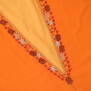 Détails de perles et strass faits main sur le décolleté en V d'une robe orange en mousseline