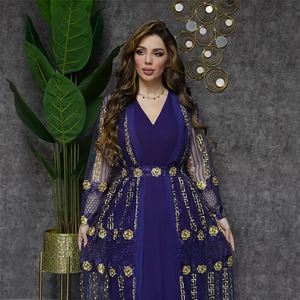 Detailansicht der goldenen Paillettenstickerei auf einem blauen Kaftan-Kleid
