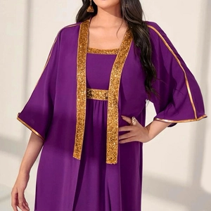 Completo due pezzi da donna con abito in raso viola e cardigan con paillettes dorate