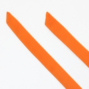 Vue détaillée des bretelles de robe en mousseline orange avec des pointes coupées en diagonale