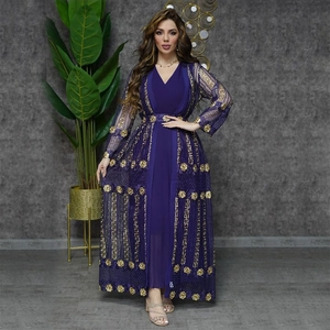 Elegantes zweiteiliges dunkelviolettes Kaftan-Set mit Goldstickerei und Chiffon-Kleid