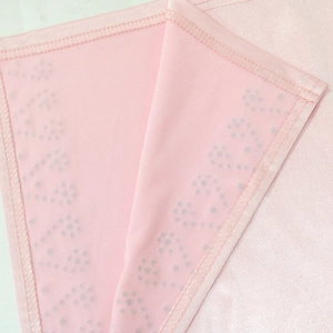 Dettaglio macro del tessuto in raso rosa di un abito da sera con cuciture di pregio