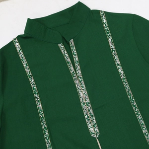 Détail de l'encolure jalabiya vert foncé avec ornements en paillettes vert et argent