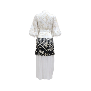 Detailansicht der Manschette mit weißen Federn an einem bedruckten Kaftan-Kleid