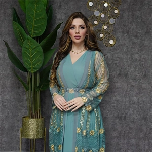Detailansicht des türkisgrünen Chiffonkleid-Sets mit goldenem Blumenstickerei-Design