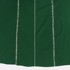 Détail macro du tissu Jalabiya vert foncé avec broderie de paillettes et ruban décoratif