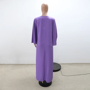 Détail de l'arrière de l'abaya violette avec paillettes dorées sur les manches
