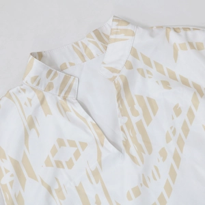 Detailansicht des V-Ausschnitts mit Stehkragen an einem bedruckten Kaftan-Kleid
