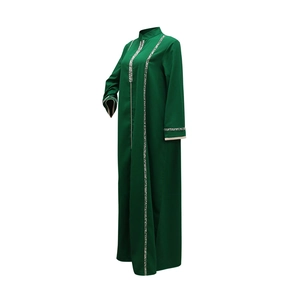 Détail de la robe Jalabiya vert foncé avec bordures à motifs au col et poignets