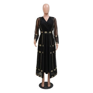 Detaillierte Ansicht des schwarzen Mesh-Kaftans mit aufwendiger goldener Blumenstickerei