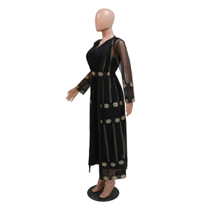 Detail des schwarzen Spitzenkaftans mit goldener Stickerei und Mäander-Bordüre