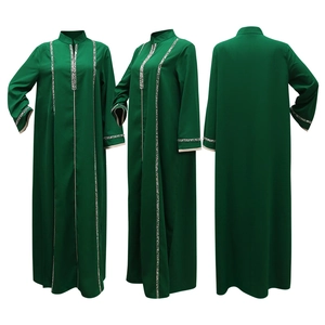 Vue en trois dimensions d'une Jalabiya vert foncé avec ruban géométrique et col montant