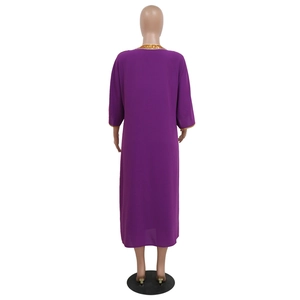 Dettaglio di abito midi viola con bordi in paillettes dorate su scollo e polsini
