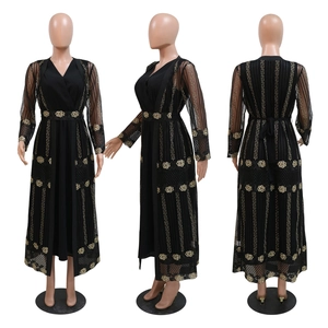 Drei Ansichten des schwarzen Kaftans mit goldener Blumenstickerei und Netzstoff-Lagen