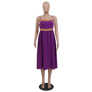 Dettaglio dell'abito in chiffon viola con paillettes dorate su scollatura e vita alta