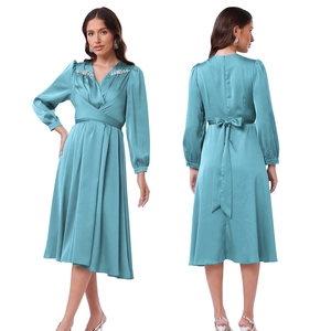 Detailansicht aqua-blaues Satin-V-Kleid mit Kristallblumen-Dekor und Taillenbindung