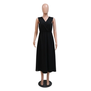 Detail eines schwarzen ärmellosen Chiffonkleides mit V-Ausschnitt und elastischer Taille