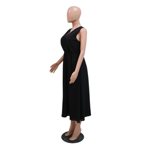 Seitenansicht eines ärmellosen schwarzen Maxi-Kleides mit V-Ausschnitt und hoher Taille