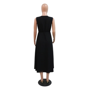 Detail der hohen elastischen Taille und Falten an diesem schwarzen ärmellosen Chiffon-Kleid