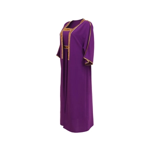 Dettaglio dei ricami di paillettes viola e finiture dorate sull'elegante abito lungo