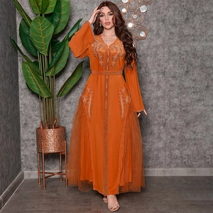 Vue complète d'un caftan orange avec broderie de paillettes et panneaux en tulle