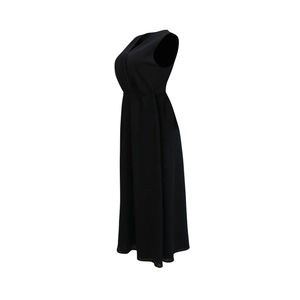 Detailansicht eines ärmellosen schwarzen Chiffon-Maxikleides mit V-Ausschnitt und hoher Taille