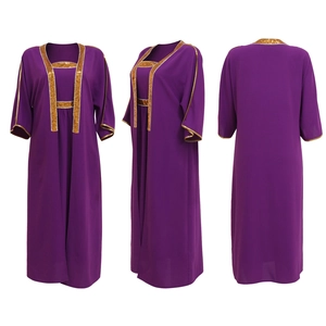 Tre viste del vestito lungo viola con finiture in paillettes dorate su collo e vita
