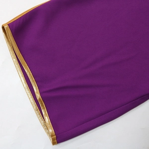 Dettaglio macro del tessuto a maglia viola con elegante bordo in paillettes dorate