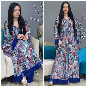 Détail d'une robe caftan à motifs géométriques avec des franges sur les bordures