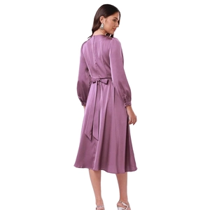 Elegantes lila Satin-Midikleid mit langen Ärmeln und Taillenschleife auf weißem Grund