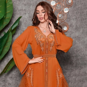 Robe caftan orange élégante avec broderie de perles, col en V et manches évasées