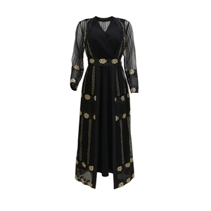 Detail eines schwarzen Kaftan-Kleids mit Goldstickerei und transparenten Netzärmeln