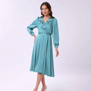 Elegantes seegrünes Satin-Midikleid mit V-Ausschnitt und funkelnden Diamantketten