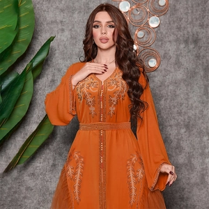 Détails de la robe caftan orange avec broderies de perles fines et strass à motifs floraux