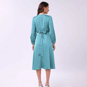 Elegantes türkisblaues Satin-Midikleid mit langen Ärmeln und stilvollem Rückenschleifen-Detail