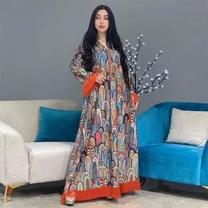 Robe caftan élégante à imprimé géométrique avec manches longues et franges orange vif