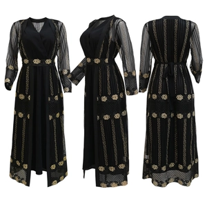 Details des schwarzen Kaftan-Kleids mit goldenen Blumenstickereien und Saum aus Spitze