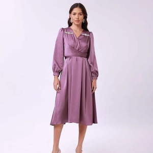 Elegantes lavendelfarbenes Satin-Wickelkleid mit V-Ausschnitt und Strass-Verzierungen