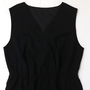Detail von schwarzem ärmellosem V-Ausschnitt Chiffon-Top mit elastischer Raffung