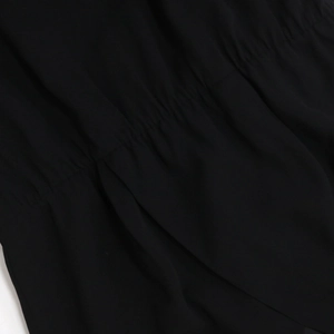 Detail aus schwarzem Chiffon mit elastischem Smok und feinen Nähten an der Taille