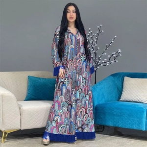 Robe longue caftan pour femme avec imprimés géométriques et ourlet à franges bleues