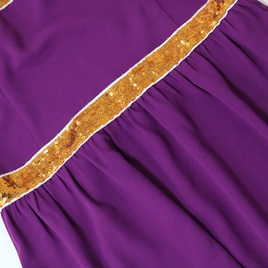Dettaglio della gonna viola con bordo in paillettes dorate e design arricciato