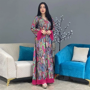 Robe longue élégante à imprimé floral avec glands bohèmes et décolleté en V chic