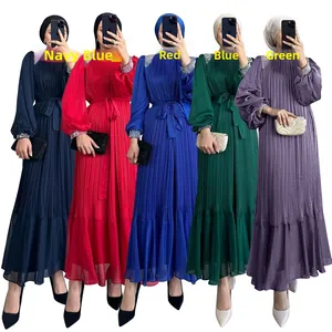 Vue détaillée de cinq robes longues élégantes à manches longues avec sequins et perles